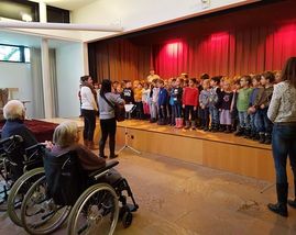 Kindergartenkinder vom Oberfeld singen für die Bewohner des Altersheims Lindenhof